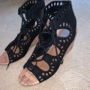 Black strappy sandels with heal!!